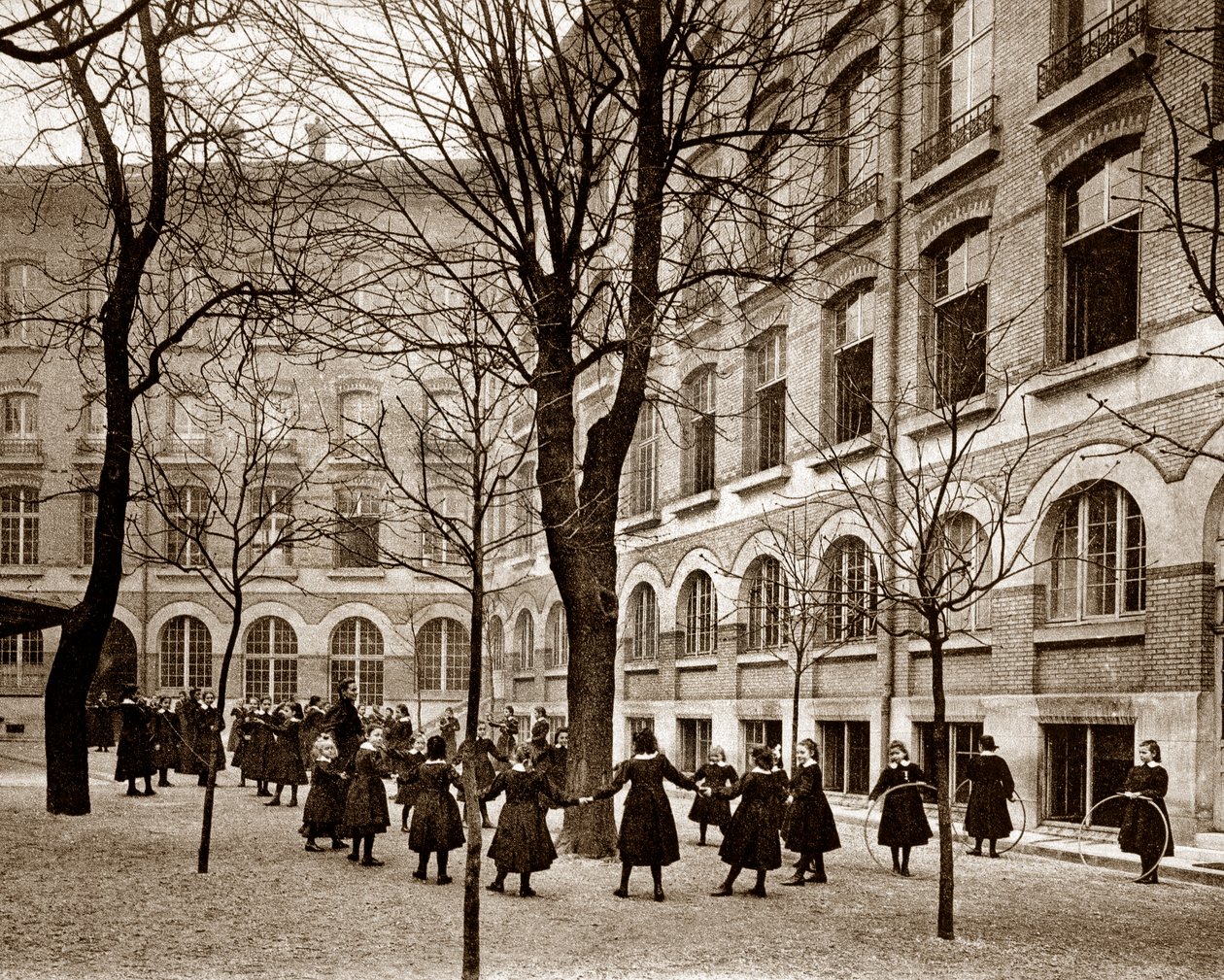 Rekreační dvůr školy Madame de Saisseval (Carcado - Saisseval) v Paříži na konci devatenáctého století, před rokem 1900 (černobílé foto) od French Photographer