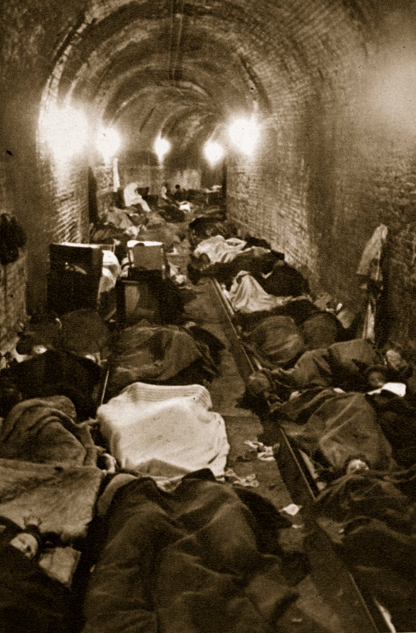 Obyvatelé Le Havru hledají útočiště ve vlakových tunelech, září 1940 od French Photographer