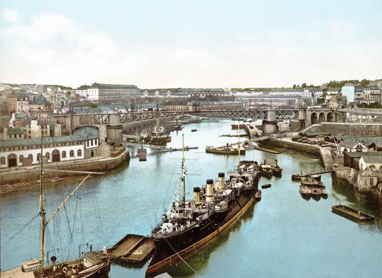 Lodě kotvící na řece Penfeld, Brest, 1890-1900 od French Photographer