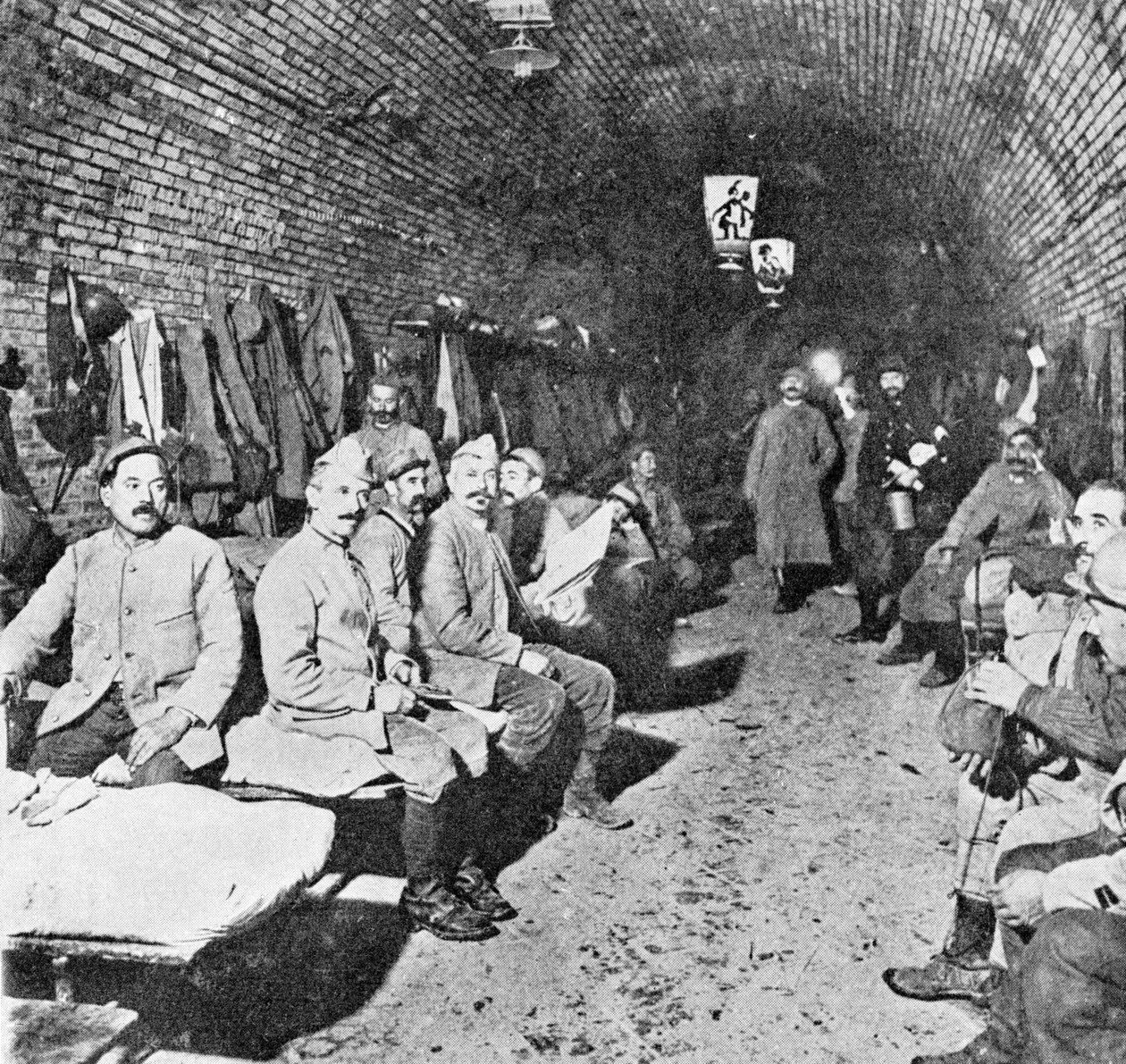 Spací ubikace v Douaumont Fort, kolem roku 1916 (černobílá fotografie) od French Photographer