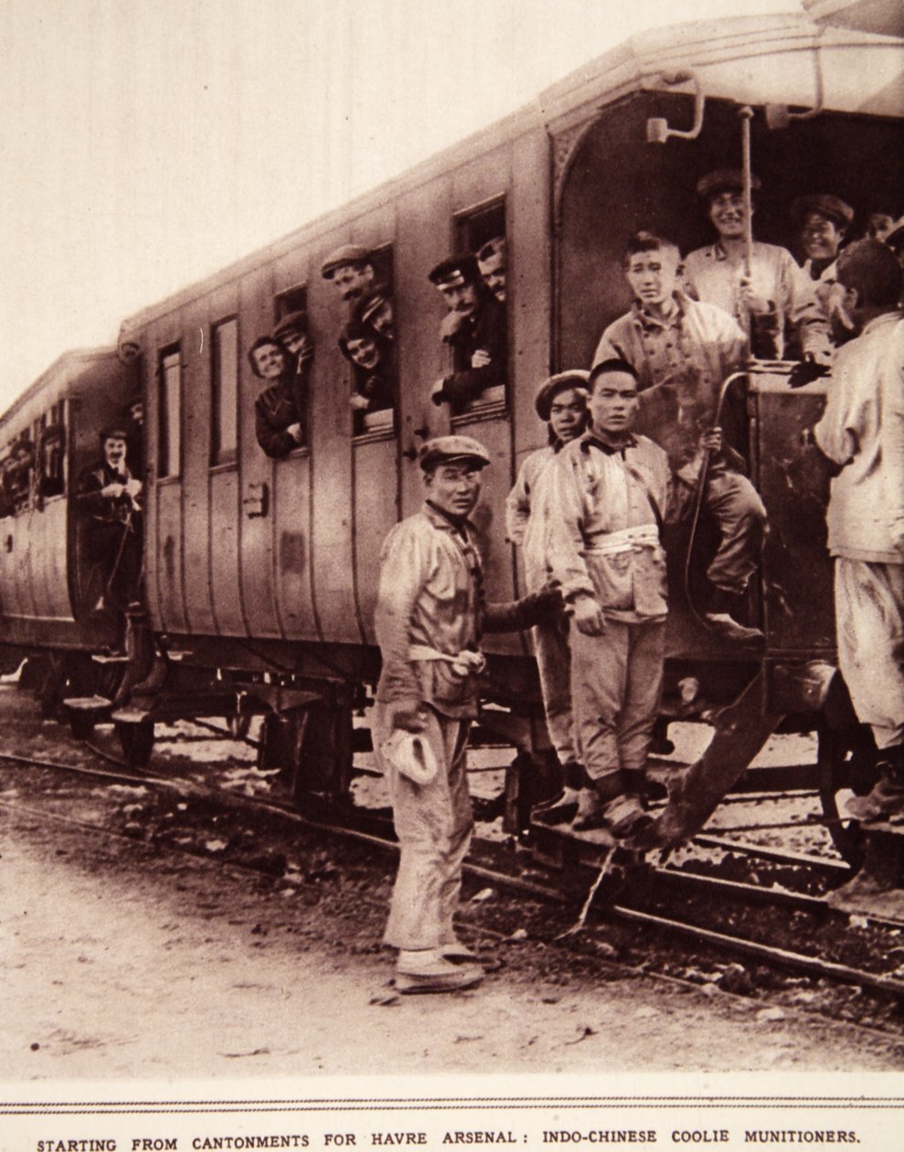 Počínaje Cantonments for Havre Arsenal: Indo-Chinese coolies munitioners, ilustrace z The Illustrated War News, září 1916 (sépiová fotografie) od French Photographer