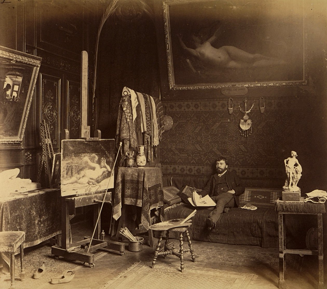 Malíř Toulot ve svém ateliéru (černobílá fotografie) od French Photographer