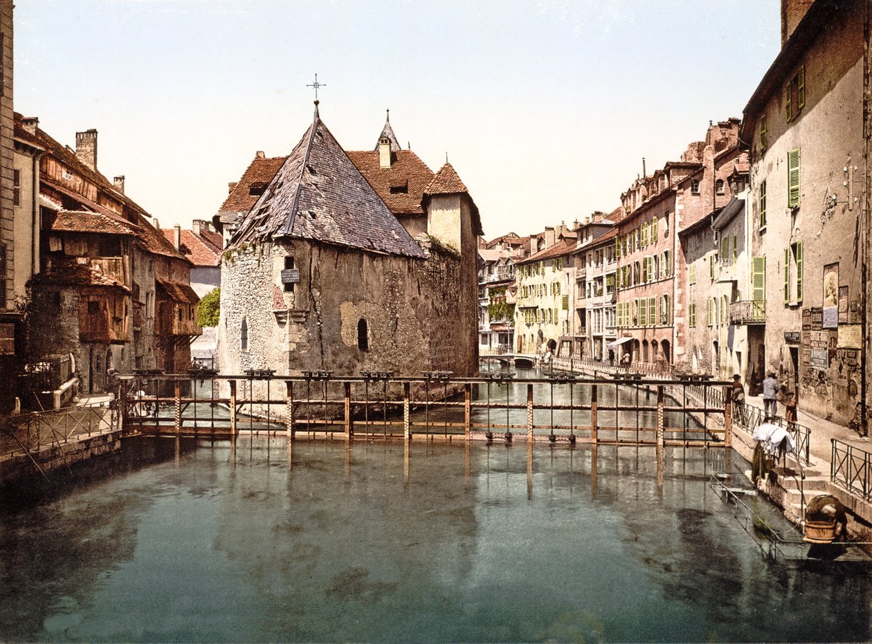 Palais de lIsle na kanálu Thiou, Annecy, 1890-1900 od French Photographer