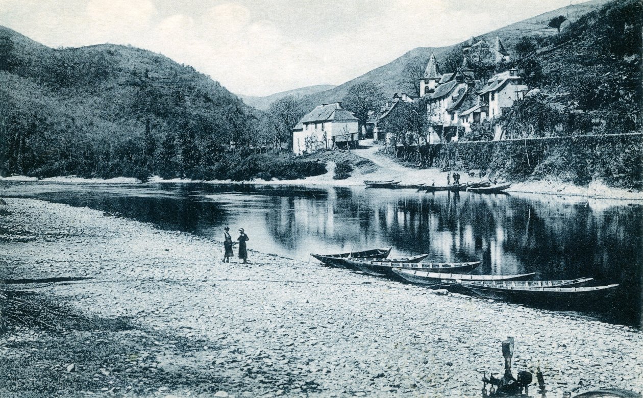 Břehy Lotu ve Veillevie (Lot Valley), Cantal, Auvergne: pohlednice lodní navigace, začátek 20. století (foto) od French Photographer