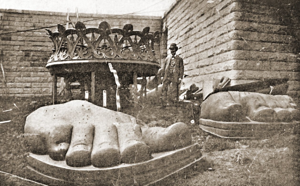 Stavba sochy svobody, detail nohou, kolem roku 1876 od French Photographer