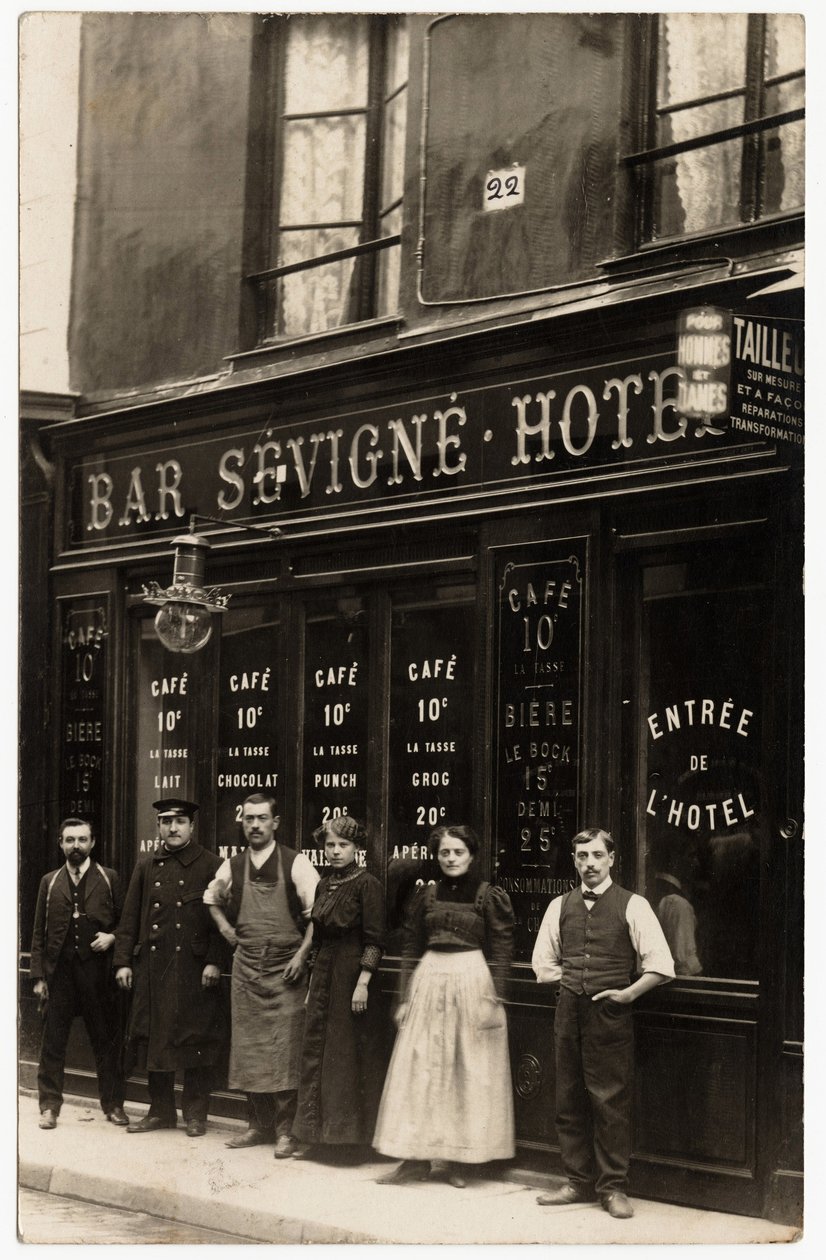 Průčelí vinotéky a hotelu Debit, kterou provozuje M. Vaissade na adrese 22 rue de Sevigne, Paříž. Pohlednice z počátku 20. století. od French Photographer