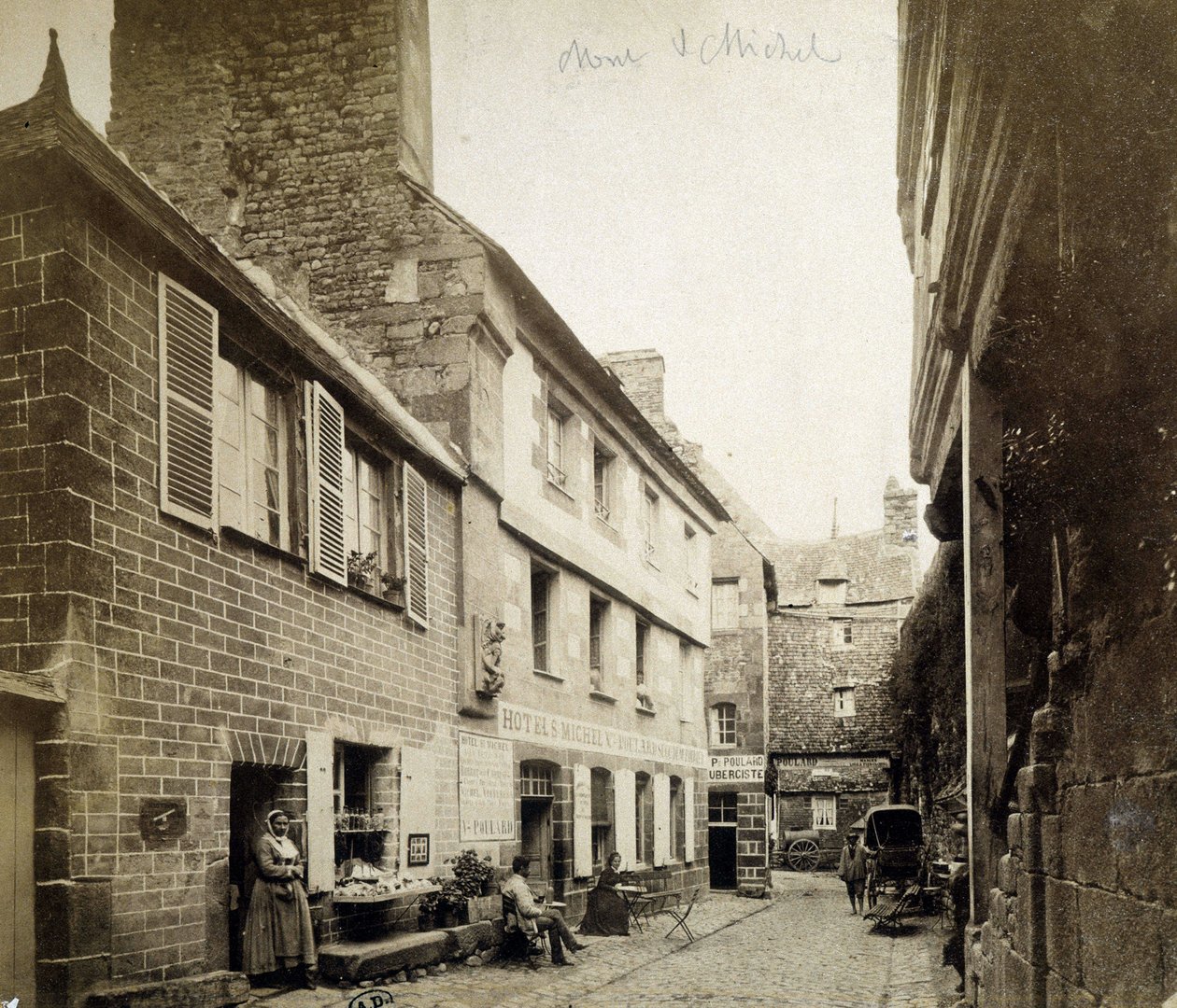 Hotel a Poulard Inn u vchodu do Mont-Saint-Michel, konec 19. století od French Photographer