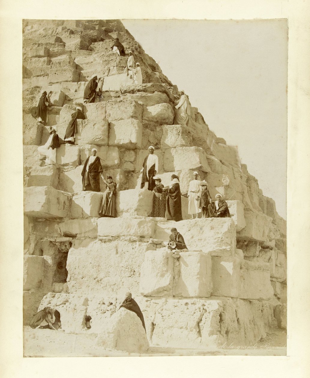 Turisté na Velké pyramidě v Gíze od French Photographer