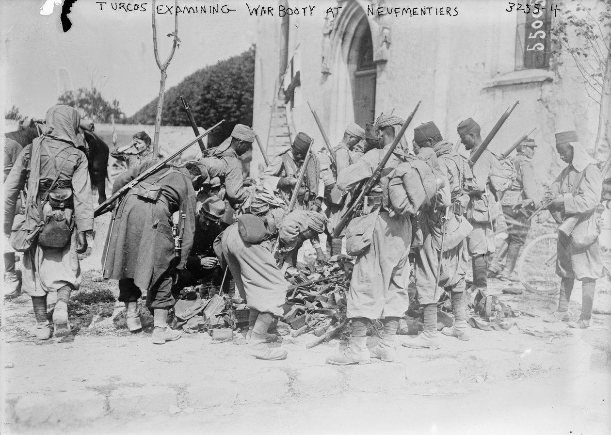 Turcos zkoumá válečnou kořist v Neufmentiers, 1914 (fotografie) od French Photographer