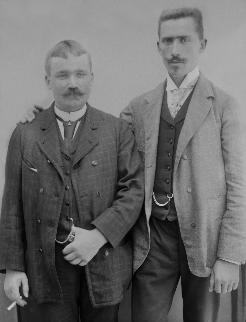 Dva mladí muži, region Bourmont v Haute-Marne (Haute Marne), cca 1880. od French Photographer