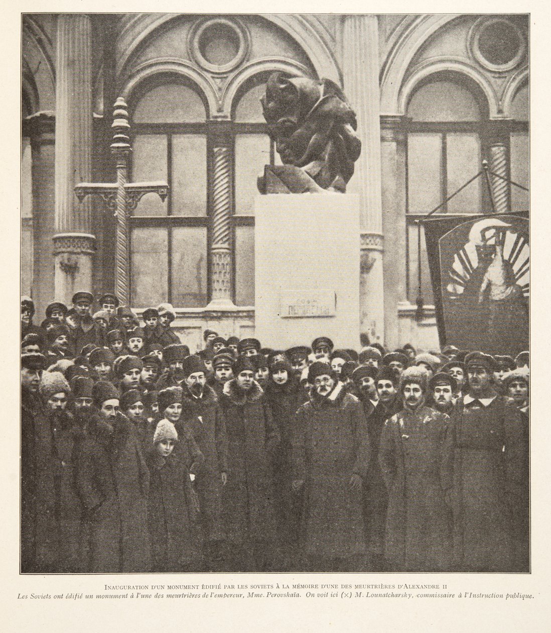 Odhalení pomníku postaveného Sověty na památku jednoho z vrahů Alexandra II., z knihy Histoire des Soviets, vyd. 1922 (litografie) od French Photographer