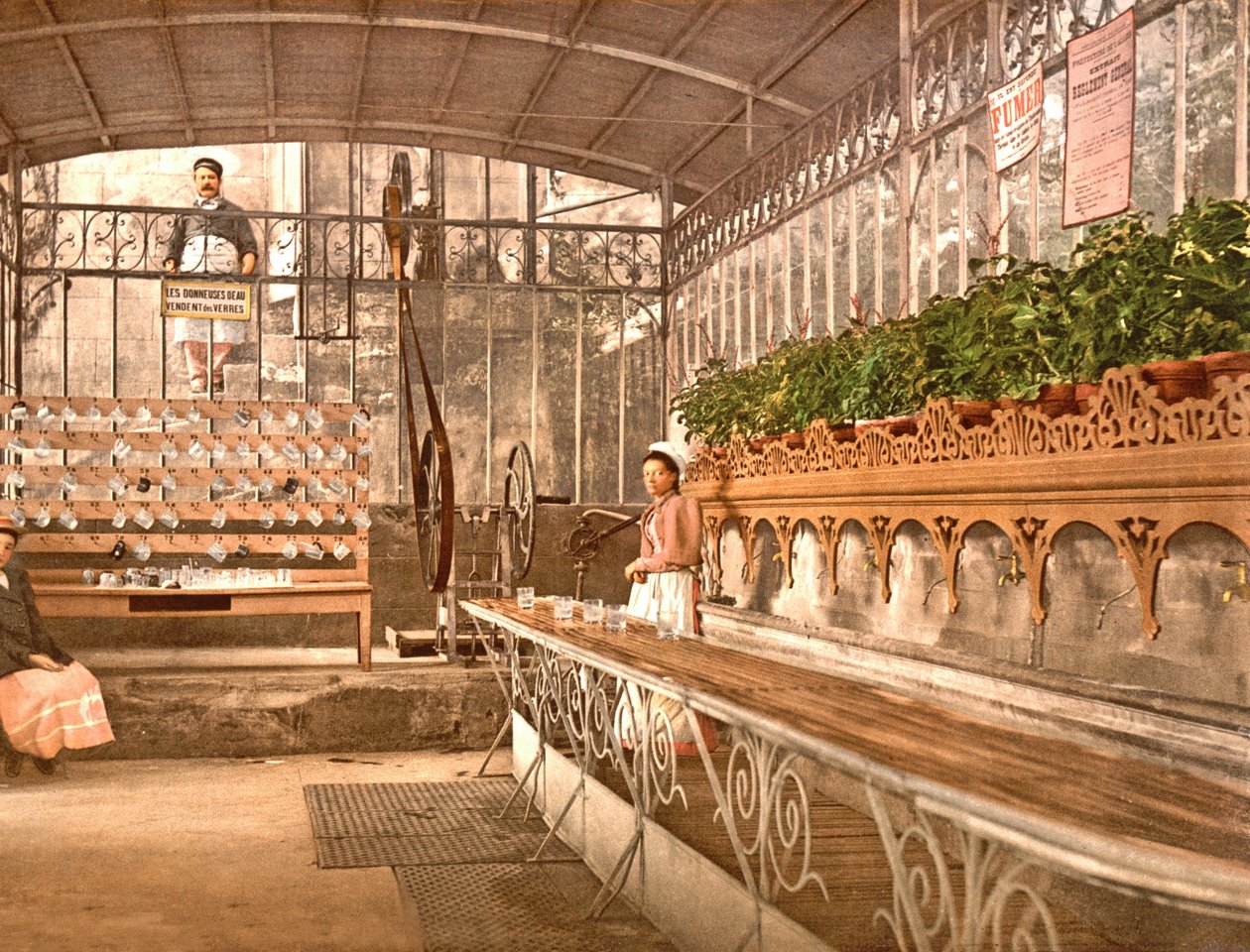 Pramenitá voda z Vichy se prodává ve skle u zdroje Celestine, 1890-1900 od French Photographer
