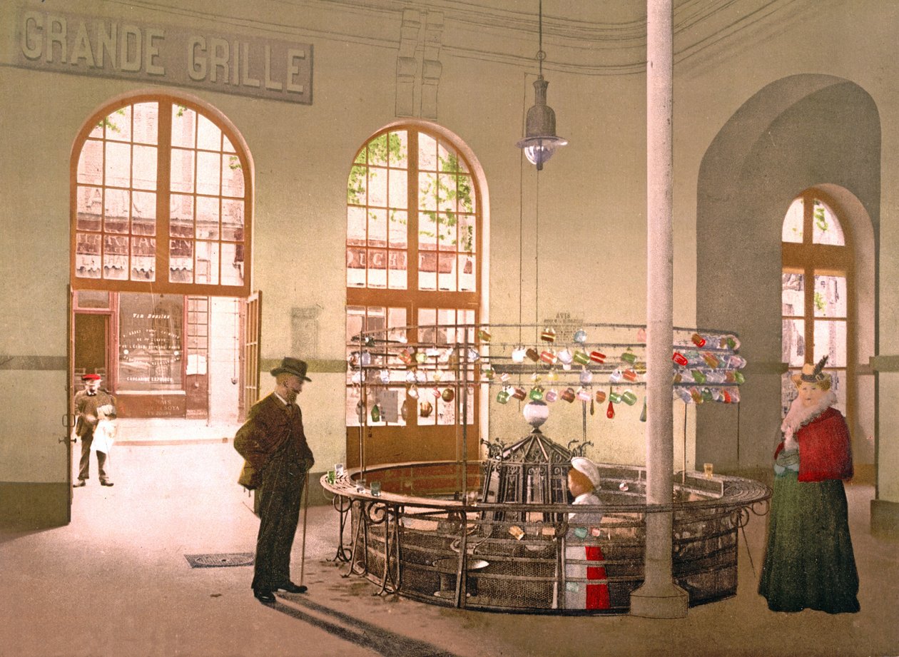 Pramenitá voda Vichy se prodává po skle u zdroje Grande Grille, 1890-1900 od French Photographer