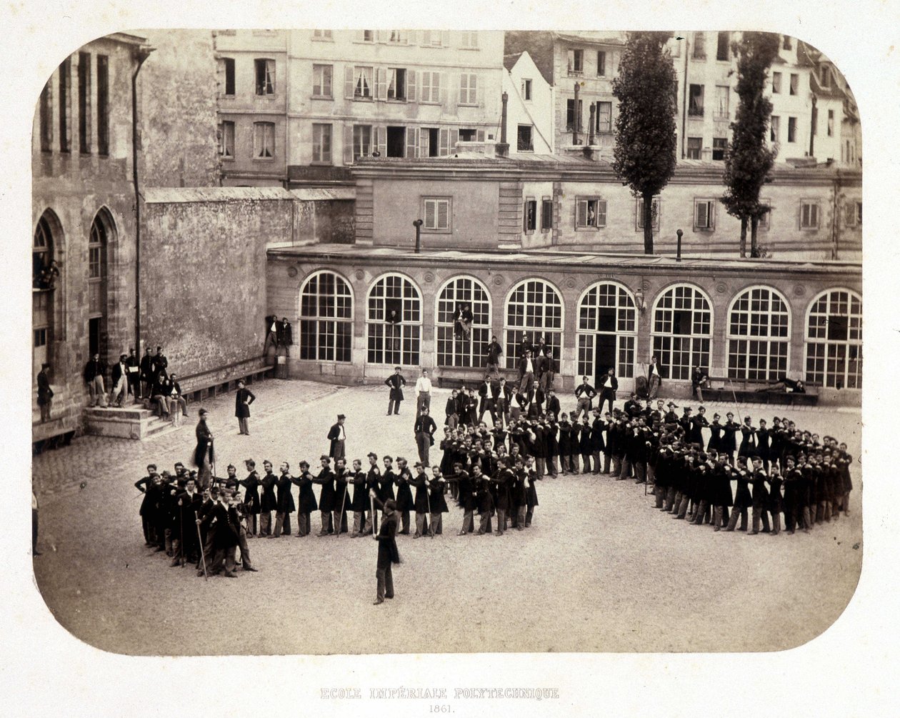 Pohled na vnitřní nádvoří Ecole Imperial Polytechnique od French Photographer