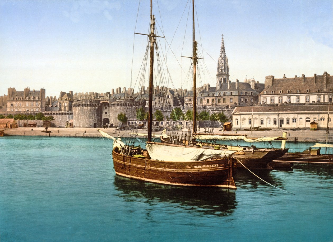 Pohled na opevněné město St Malo z přístavu, 1890-1900 od French Photographer