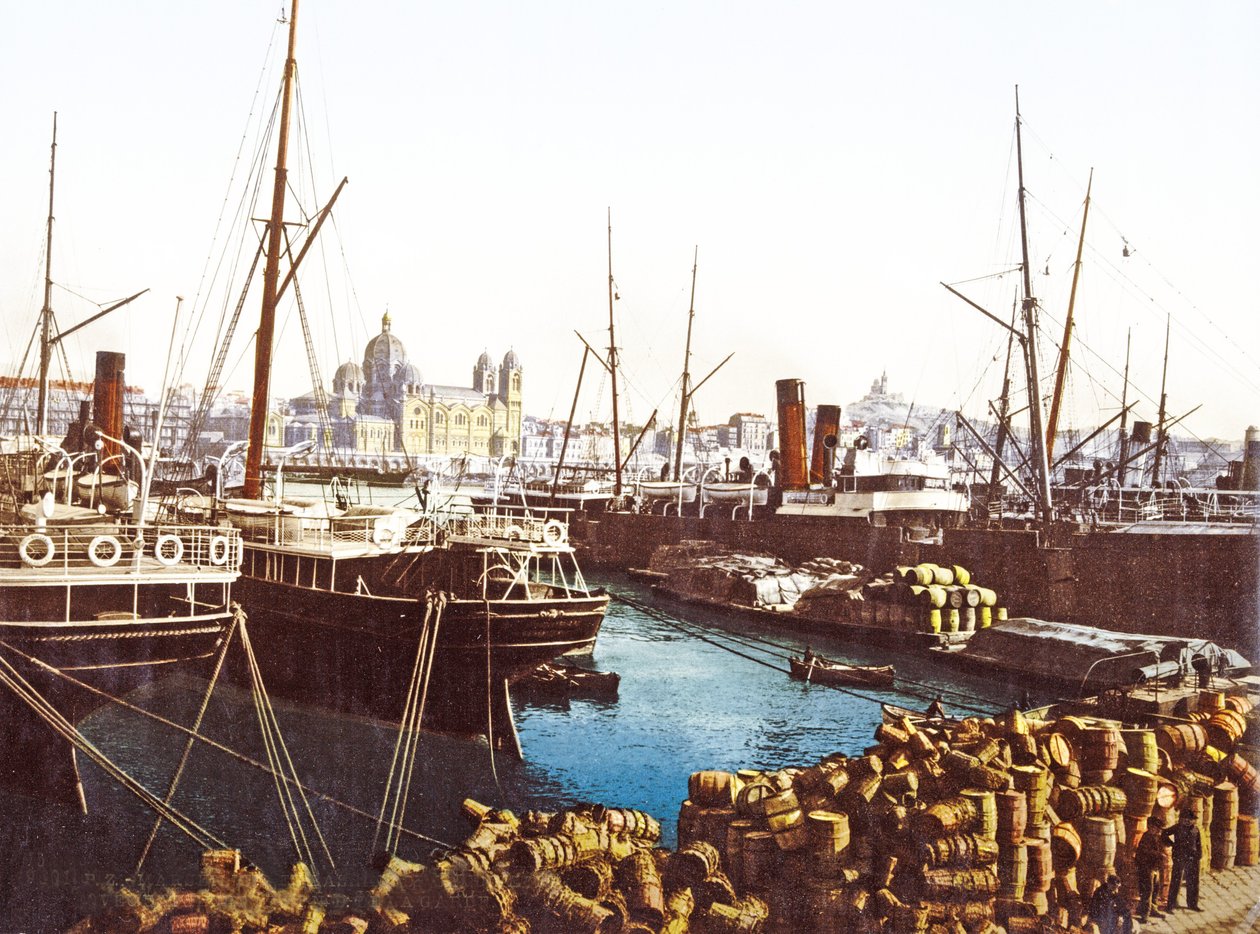 Vinné sudy a lodě na nábřeží v Marseille s marseillskou katedrálou v pozadí, hospoda. 1890-1900 od French Photographer