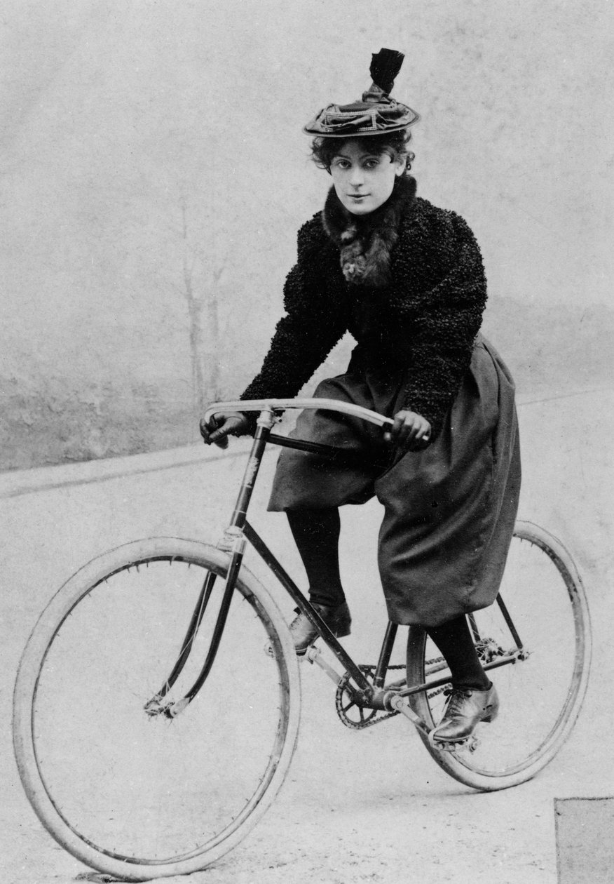 Žena na kole, 1894 od French Photographer