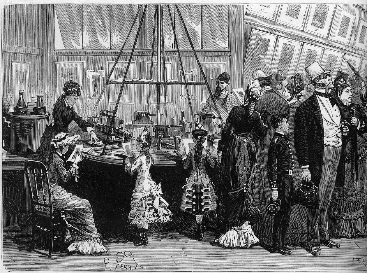 1878 Světová výstava v Paříži: fotoglyptické tisky v pavilonu fotochromie. Rytina v „“ Le Monde Illustré““ č. 1125 z 19. října 1878. od French School