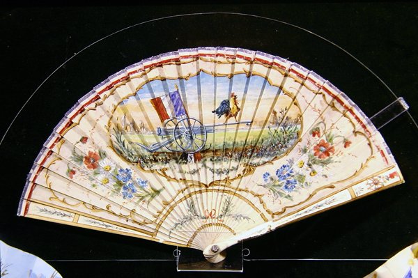 Vlastenecký ventilátor z 1. světové války od pařížského výrobce ventilátorů Maison Kees od French School
