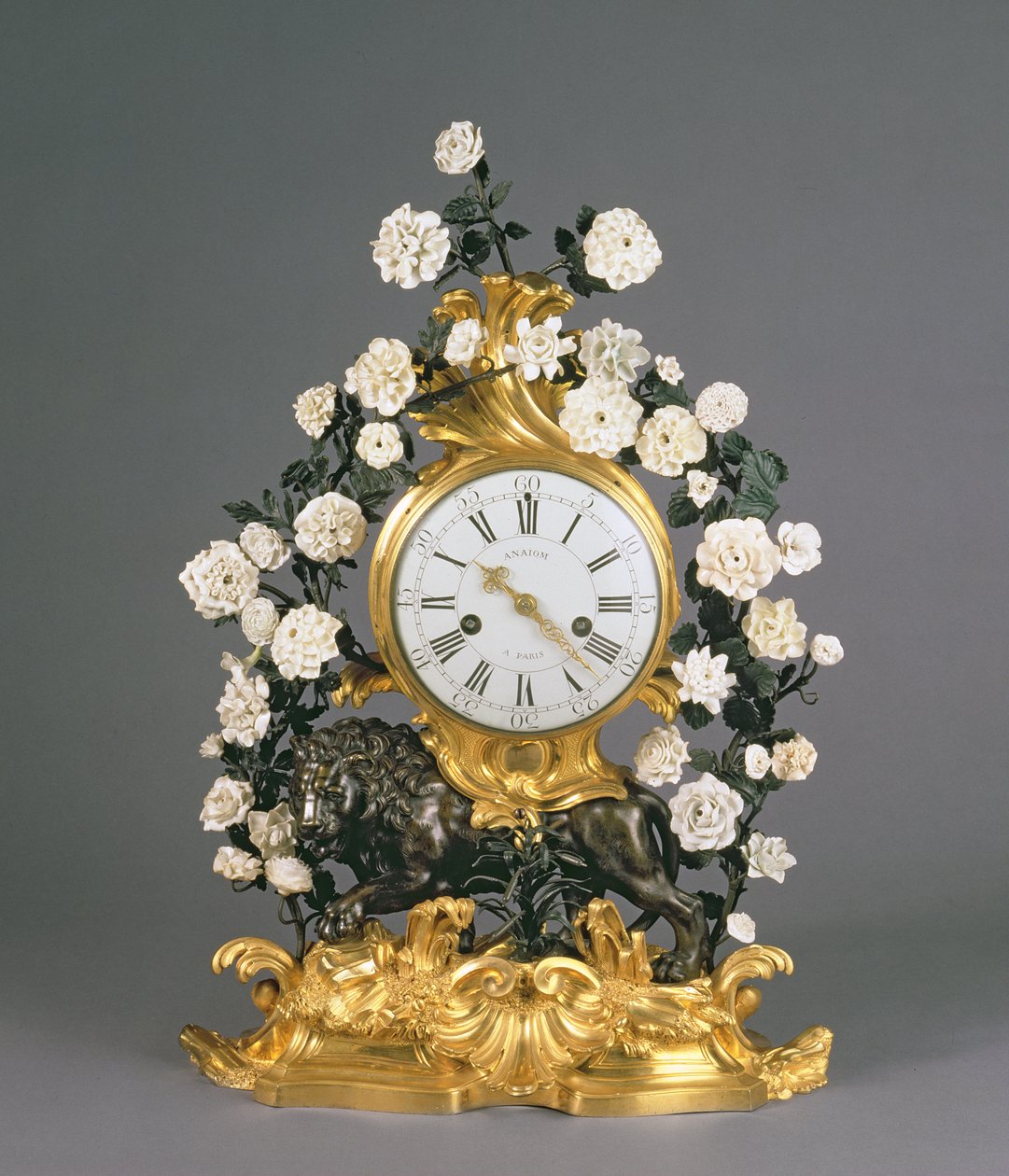 Hodiny Ludvíka XV., Vincennes/Mennecy, kolem roku 1750 (porcelán, ormolu a bronz) od French School