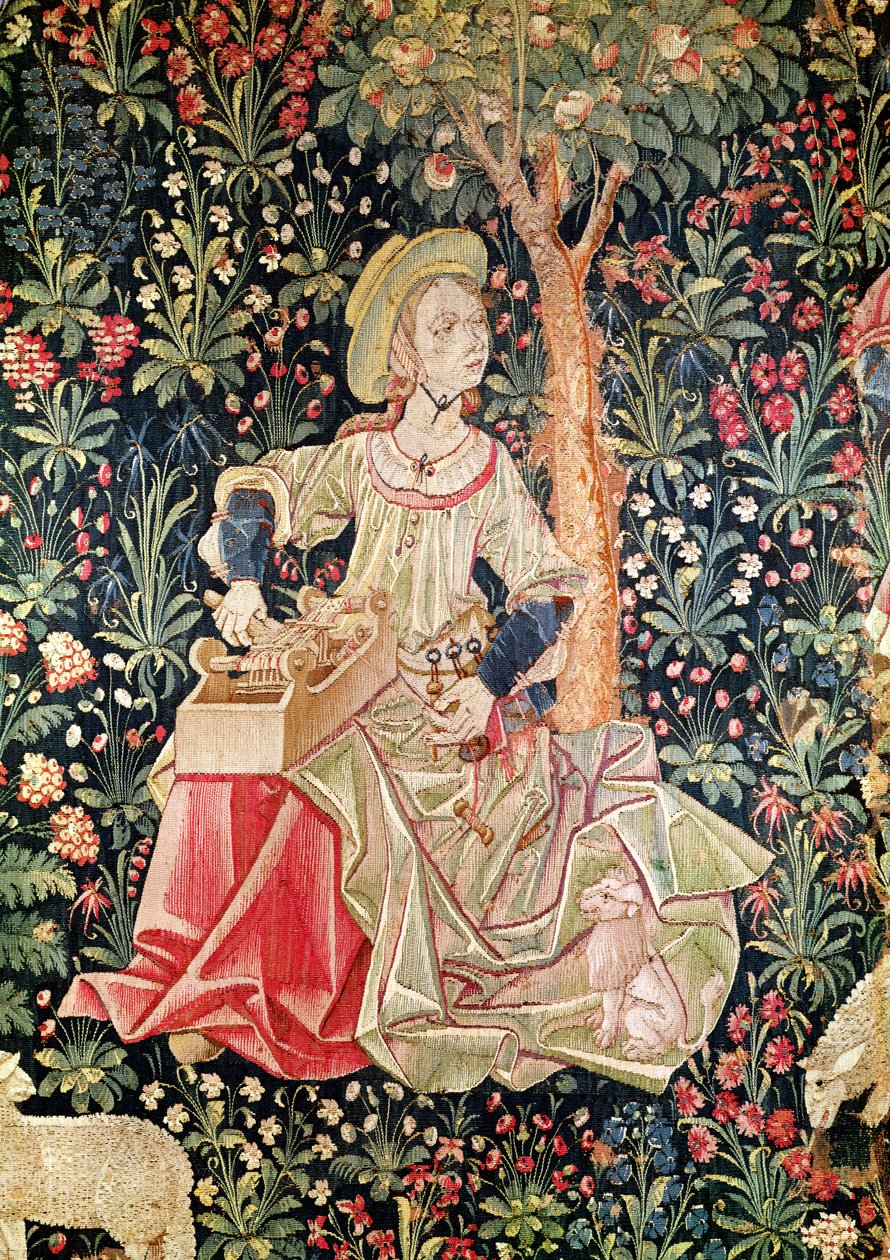 A Woman Spinning, detail z Le Travail de la Laine, část La Noble Pastorale, cca 1500 (tapisérie z vlny a hedvábí) od French School