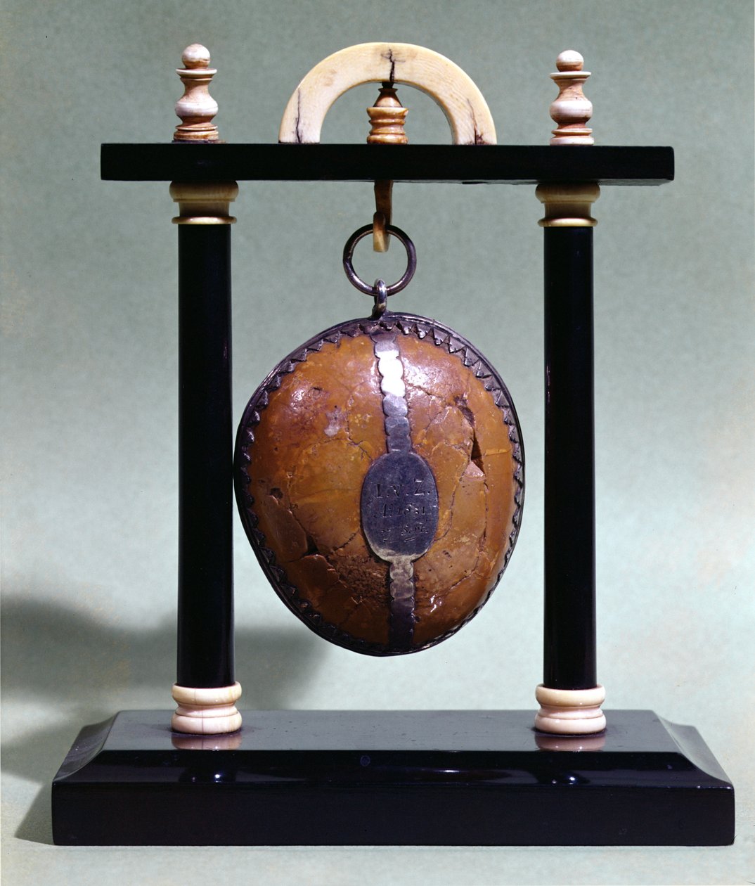 Bezoár na stojanu, 1651 od French School