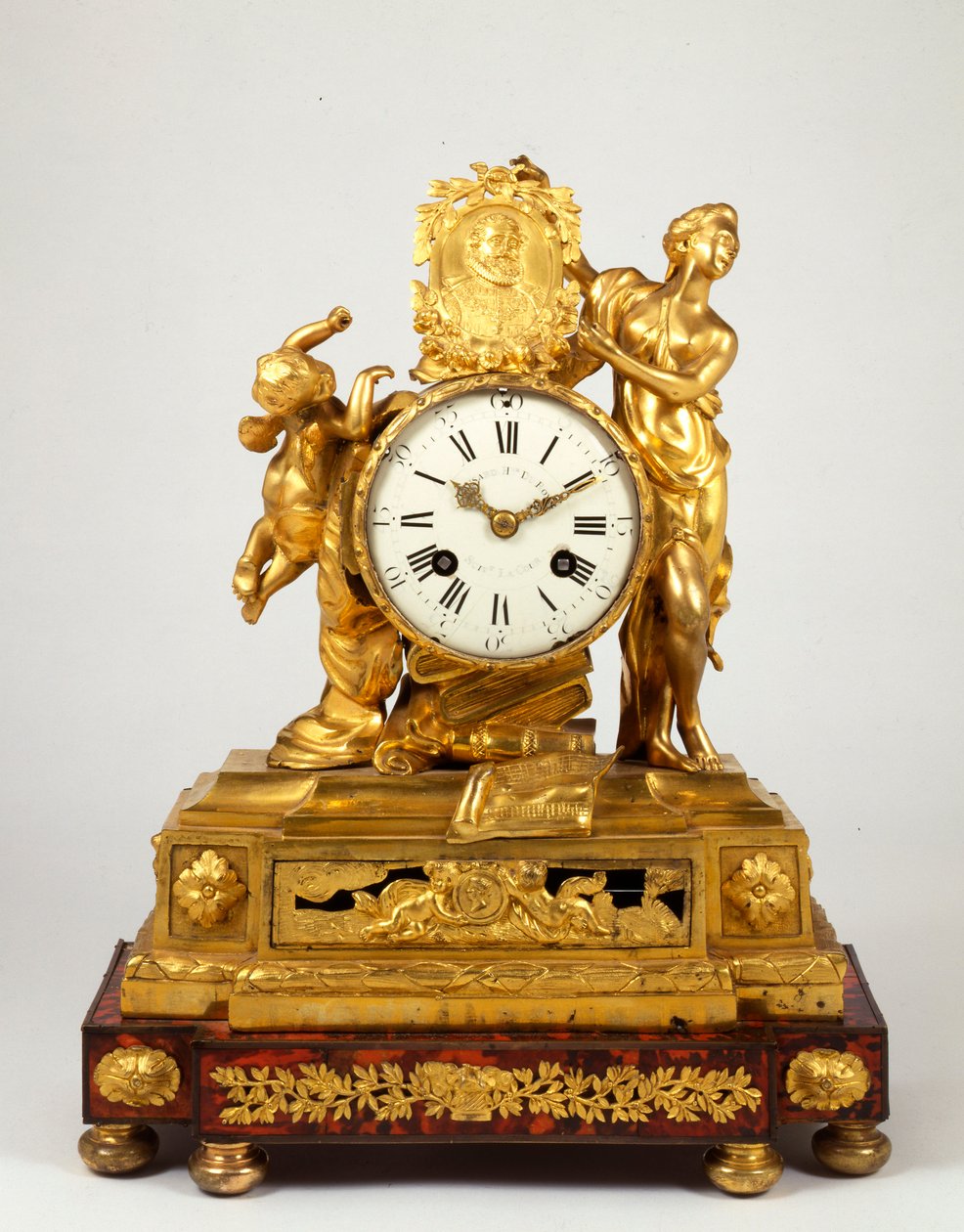 Ormolu římské hodiny z pozdního Ludvíka XV s profilovým medailonem Jindřicha IV., který drží Venuše od French School
