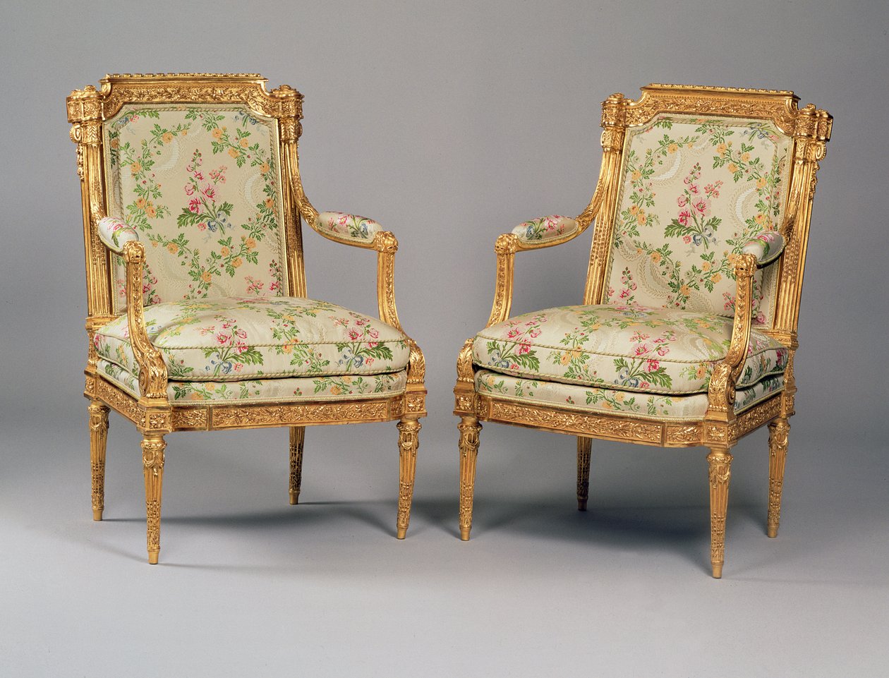 Pár křesel ze sady nábytku Ludvíka XVI., vyraženo Delaisementem, kolem roku 1780 (vyřezávané zlacené dřevo a čalounění) (viz také 222393) od French School