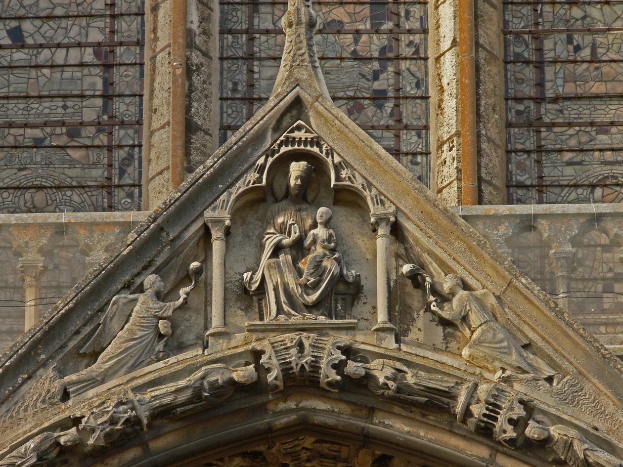 Pohled na detail jižní fasády s Pannou a Dítětem od French School