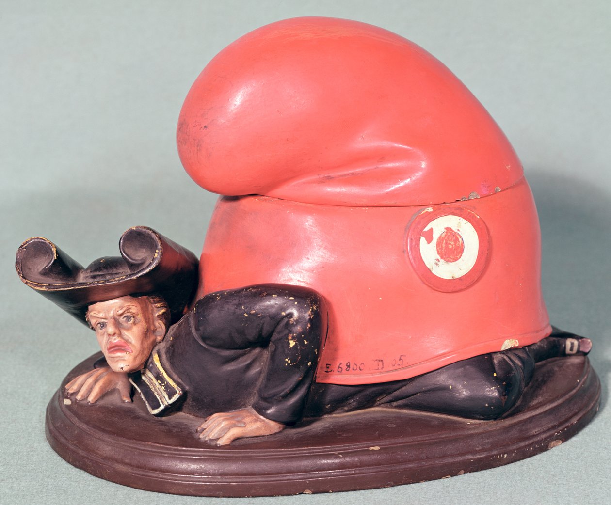 Kalamář nebo tabatěrka v podobě kněze drceného frygickou čepicí, 1870 (keramika) od French School