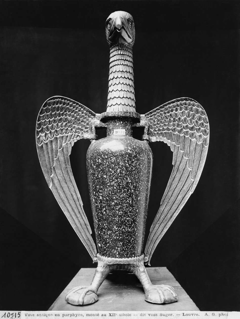 Starožitná váza přeměněná na liturgickou nádobu zasazená do zlatého držáku z 12. století, známého jako „Vase Suger“ (viz také 98050-52, 238331) (porfyr se zlatou paspartou) (č/b fotografie) od French School