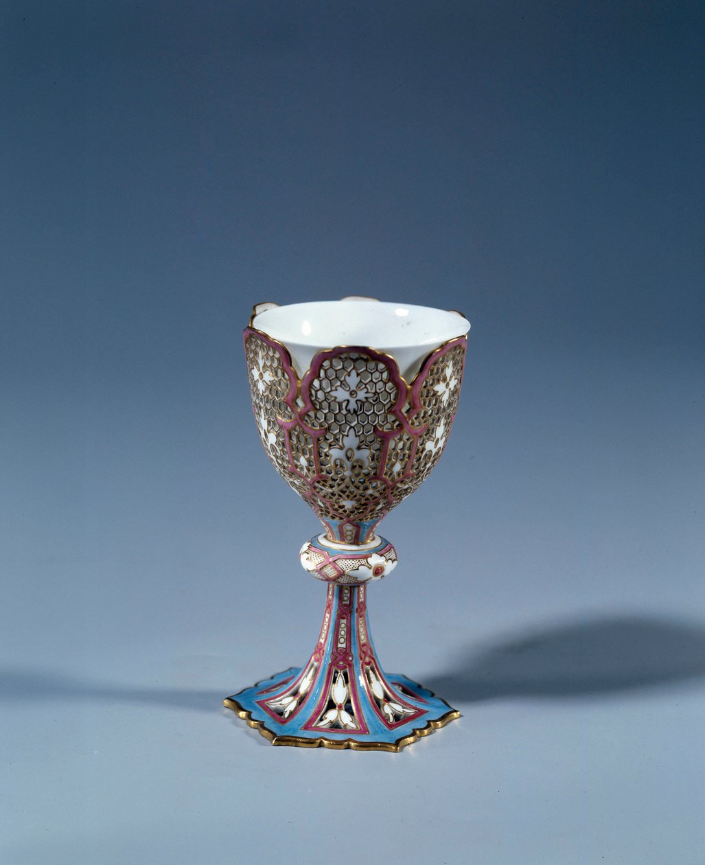 Art France: Hrnek na pohyblivém stojánku řezu tvořící stojánek. Tvrdý porcelán od French School