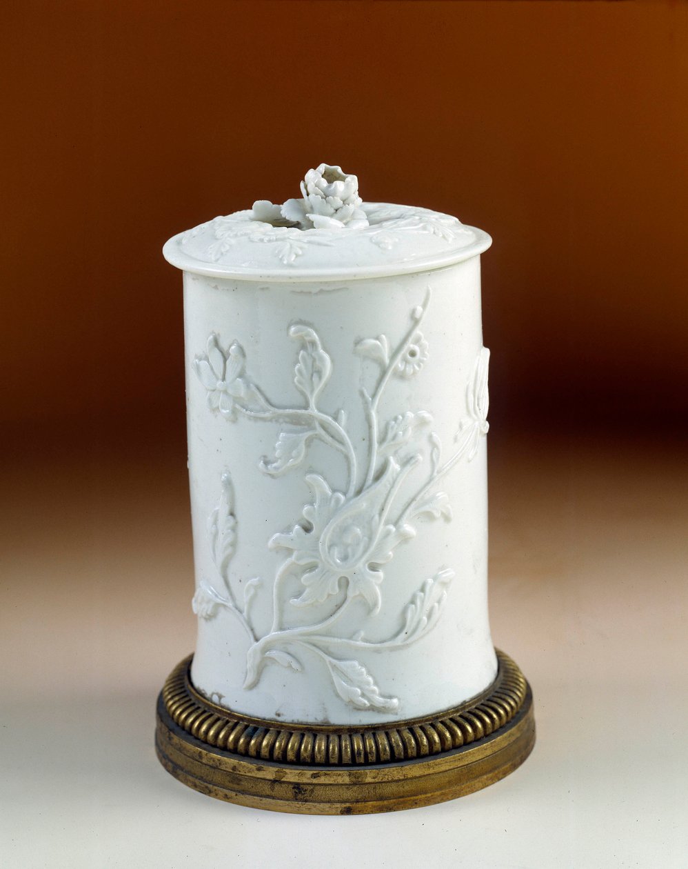 Art France: tabáková nádoba upevněná ve zlatém bronzu. Měkký porcelán Saint Cloud od French School
