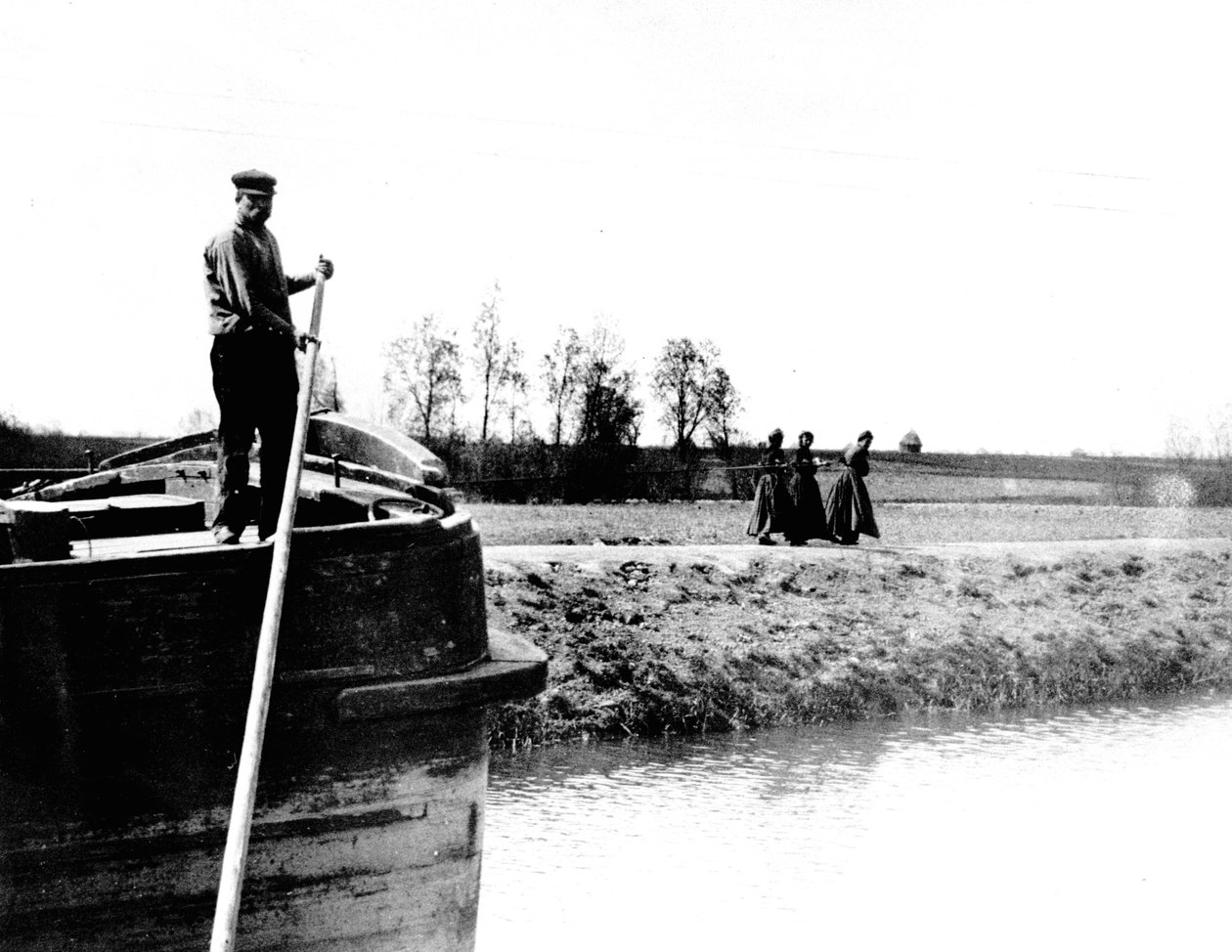 Člun tažený po kanálu třemi ženami, kolem roku 1900 od French School