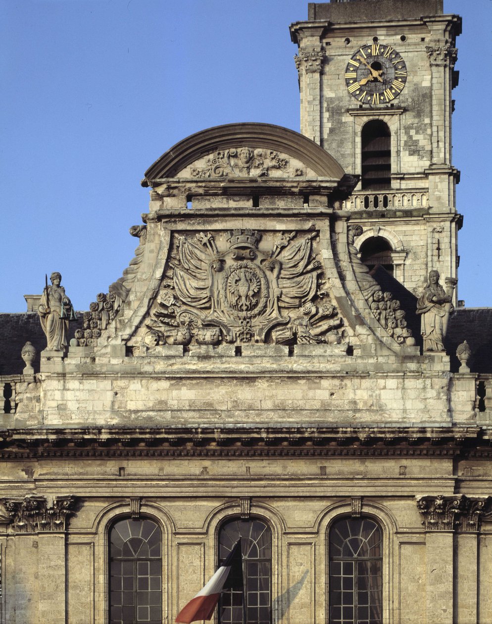 Barokní architektura: průčelí Hotel de Ville (1717 - 1721) od Heroguelle. Fronton zobrazující městské zbraně „“Orlí zobák a hřebík“““ obklopený dvěma sochami symbolizujícími spravedlnost a sílu. Aire sur la liys (Aire-sur-la-Lys), Pas de Calais (Pas-d od French School