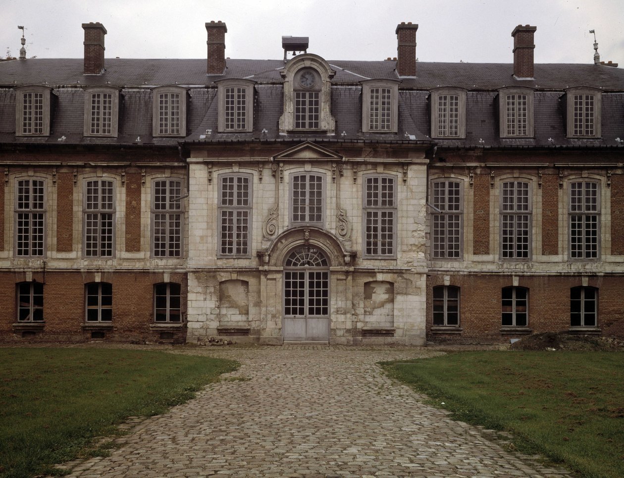 Barokní architektura: fasáda hotelu des Rams (17. století), Abbeville, Somme (80). od French School