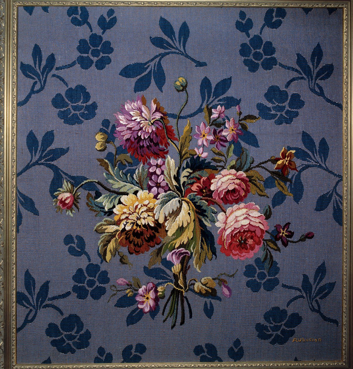 Kytice květin na modrém pozadí. Tapiserie aubussonské manufaktury. 18. století. Aubusson, Muzeum gobelínů od French School