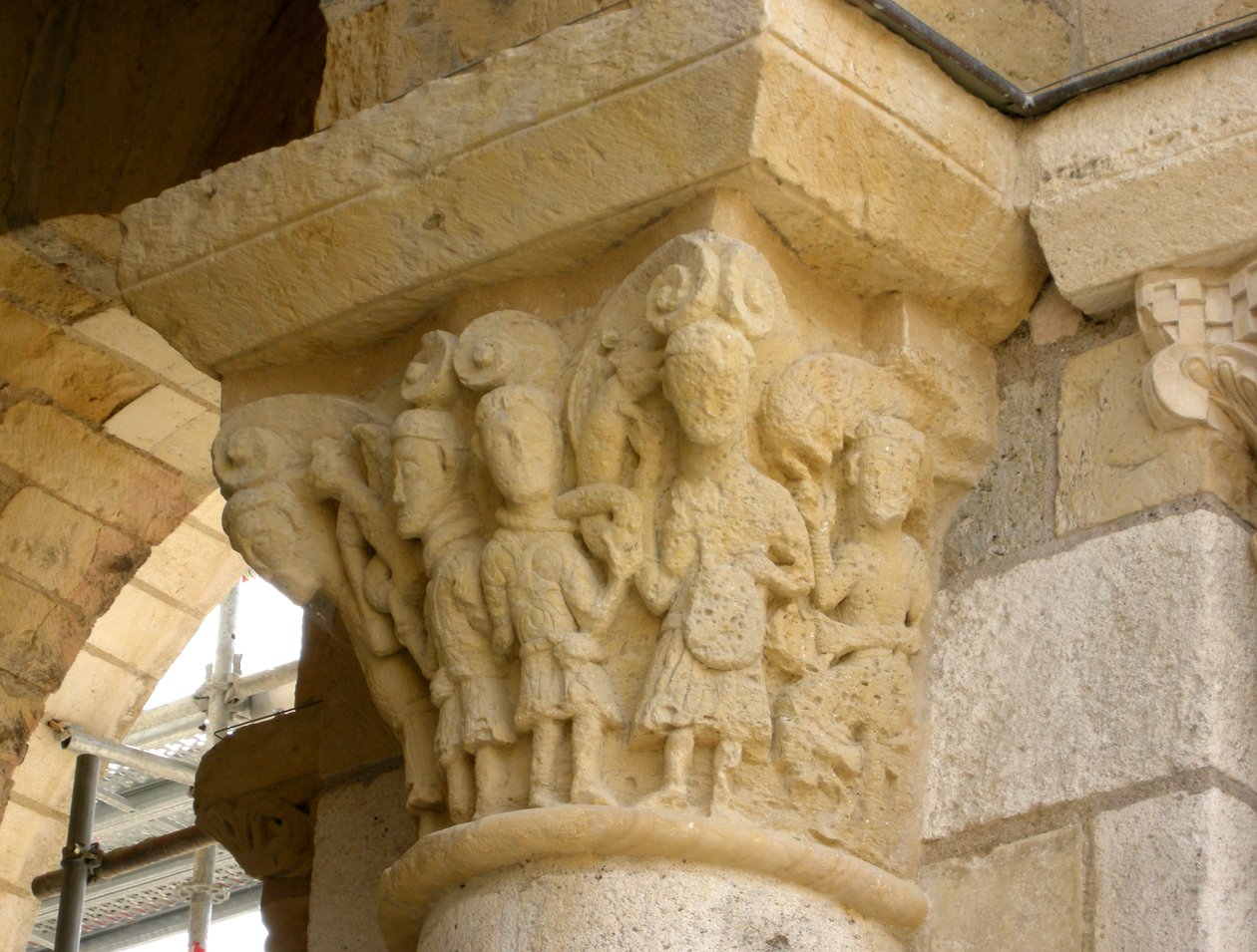 Kapitál zobrazující skupinu mužů od French School