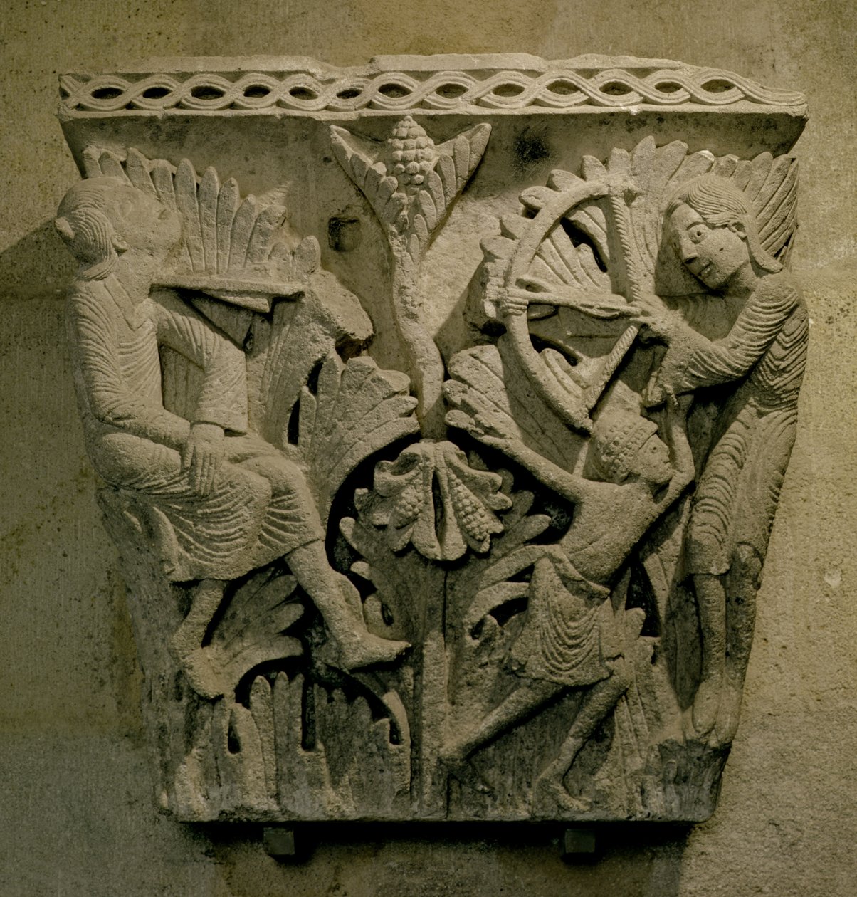 Kapitál zobrazující muže střílejícího šíp do krku druhého, c.1125-30 (vápenec) od French School