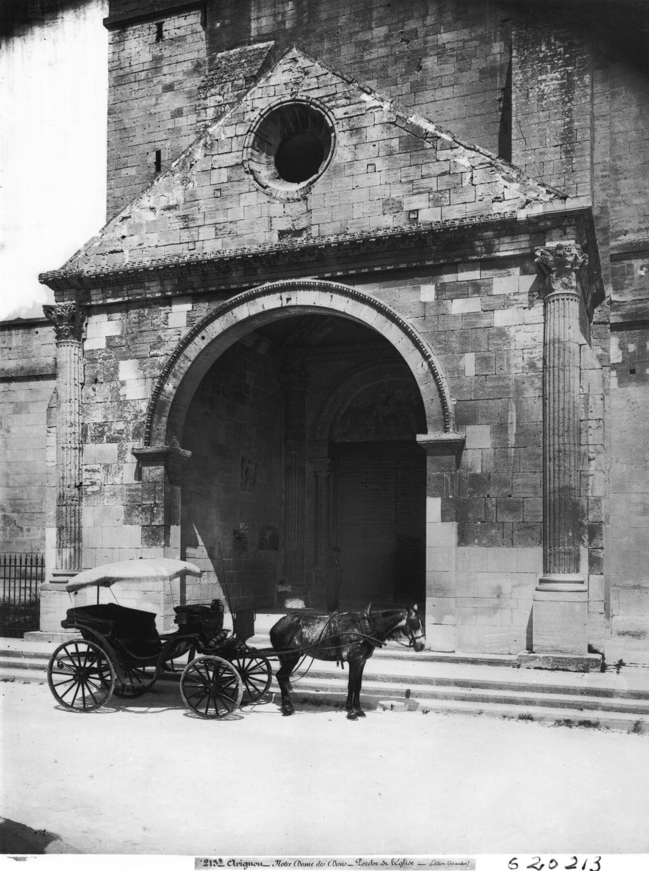 Kočár čekající před verandou katedrály Notre-Dame-des-Doms od French School