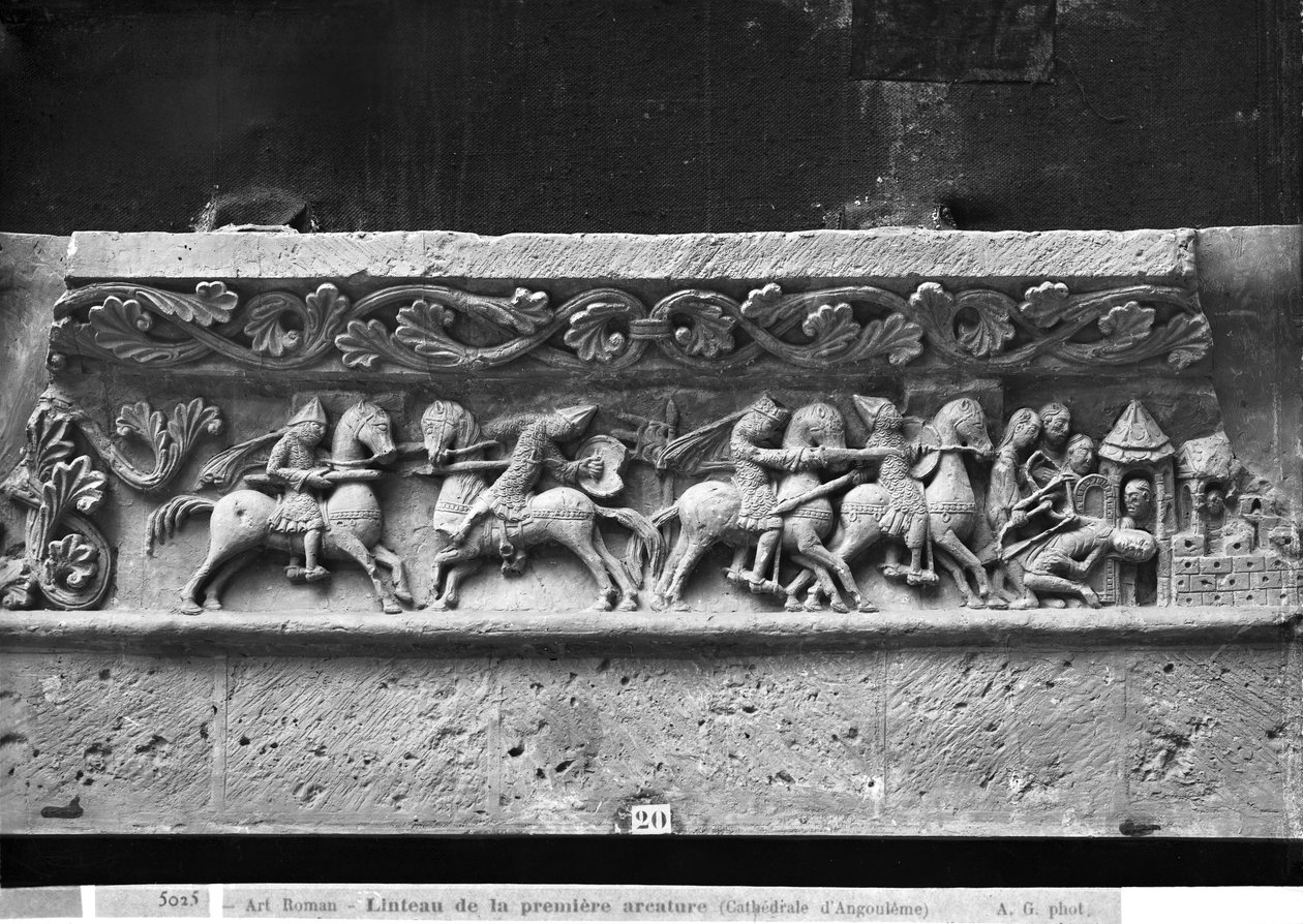 Katedrála svatého Petra v Angouleme, detail překladu na západní fasádě zobrazující výjevy inspirované La Chanson de Roland, originál z cca 1125-35 (sádra odlitá z kamene) od French School