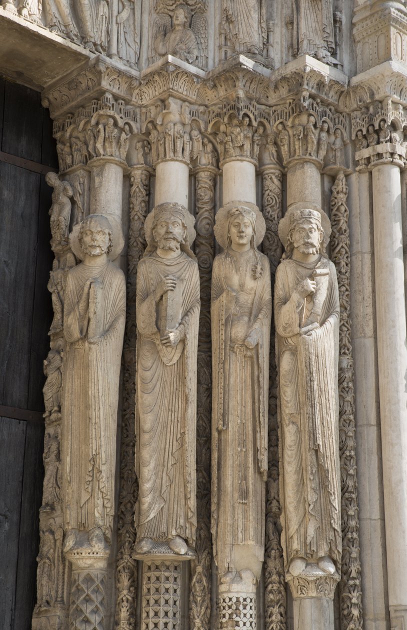 Cathedrale de Chartres, detail ohně vpravo od centrálního zálivu královské brány, zleva doprava, prorok, král David, královna, Šalomoun od French School