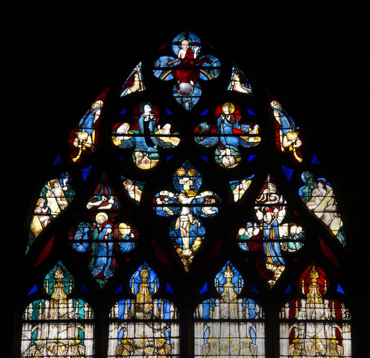 Cathedrale de Chartres, barevné sklo: kaple Vendome, vysoký detail představující ukřižování Krista a poslední soud od French School