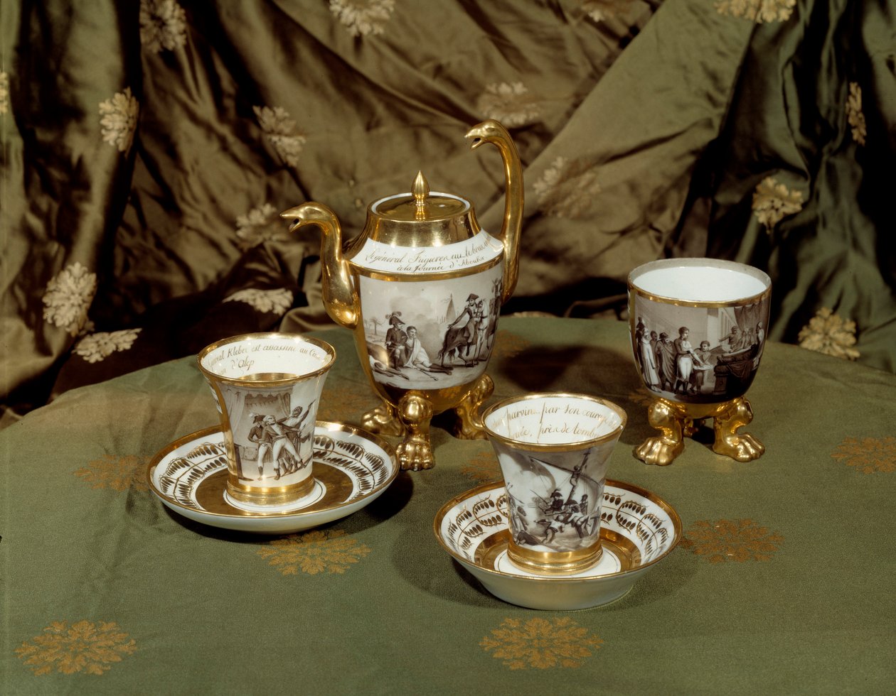 Keramika v rámci Výkonné rady. Kávový servis inspirovaný egyptskou krajinou Napoleona I. Porcelán z 18. století. Paříž, Musee De La Legion d