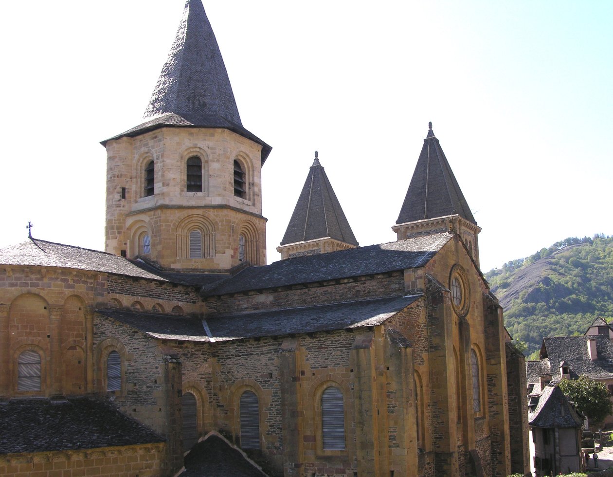 Kostel St. Foy, zahájen kolem roku 1050 opatem Odolricem od French School