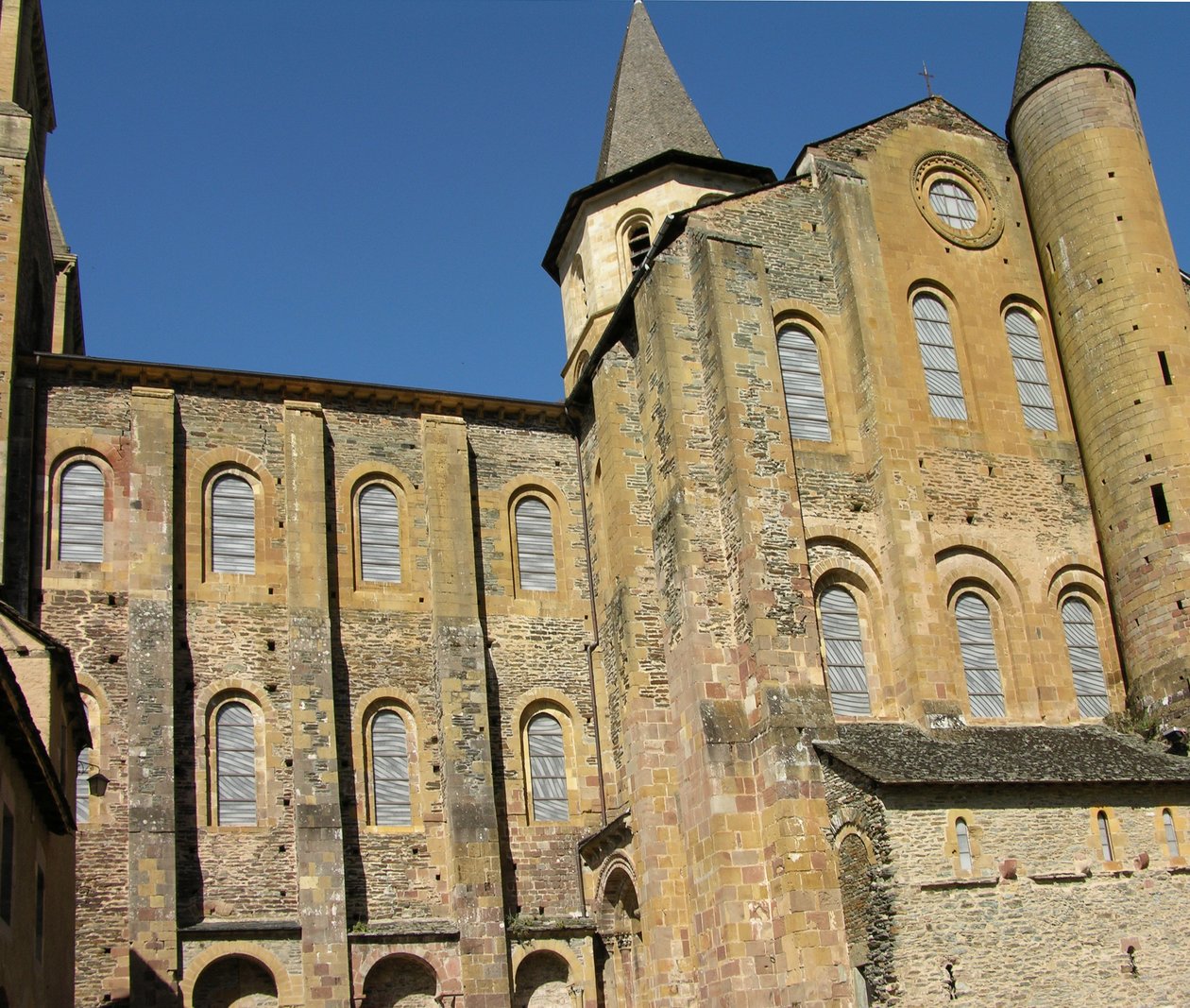 Kostel St. Foy, zahájen kolem roku 1050 opatem Odolricem od French School