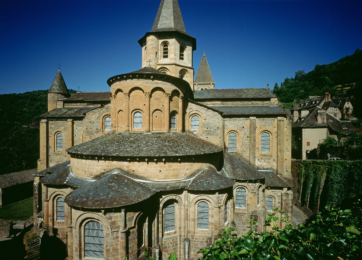 Kostel St. Foy od východu, zahájen kolem roku 1050 opatem Odolric od French School