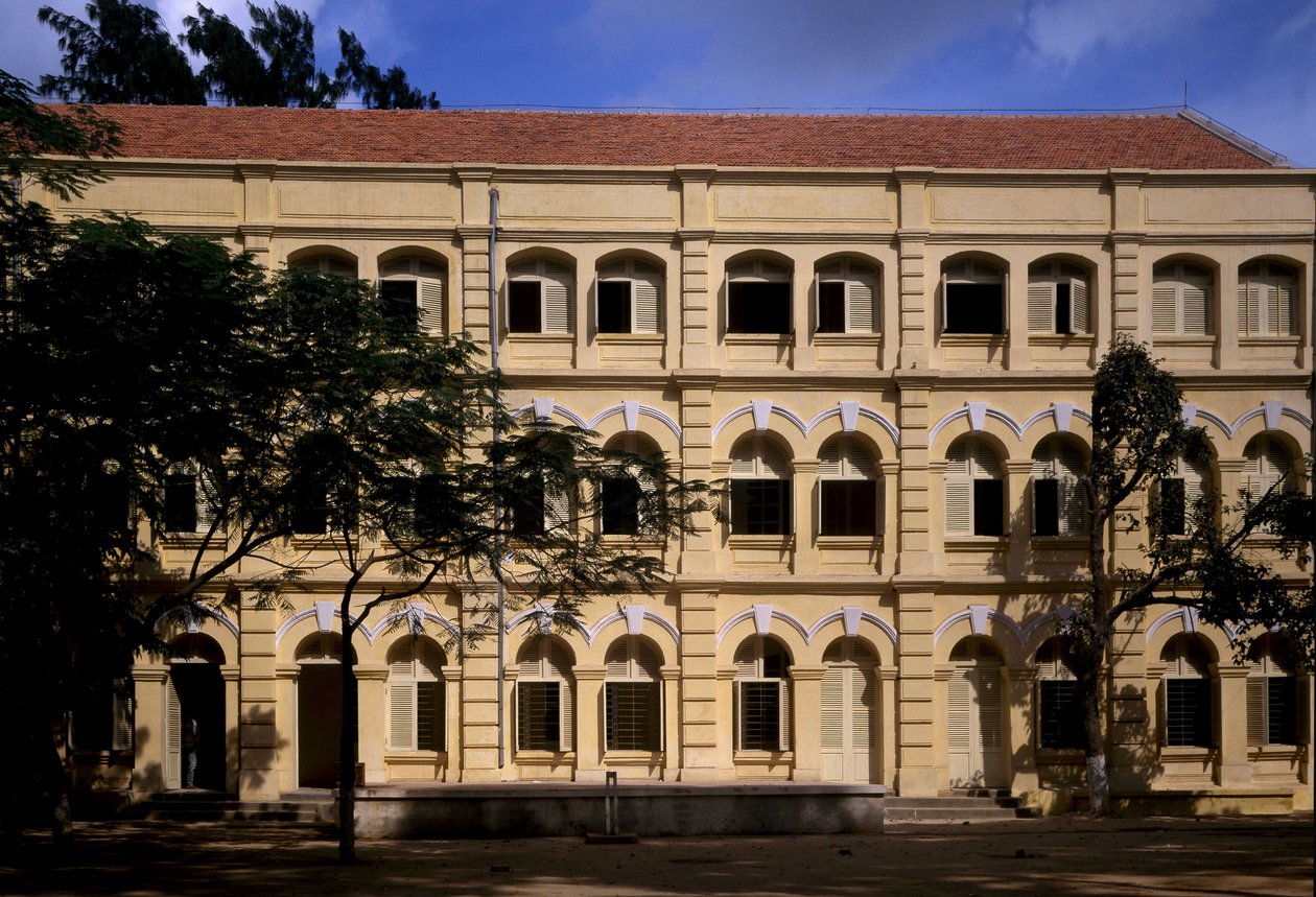 Koloniální architektura ve Vietnamu: Detail školy Puginier, křesťanská škola založená Monsignorem Puginierem, postavená v roce 1898, architektura vojenského stylu. od French School