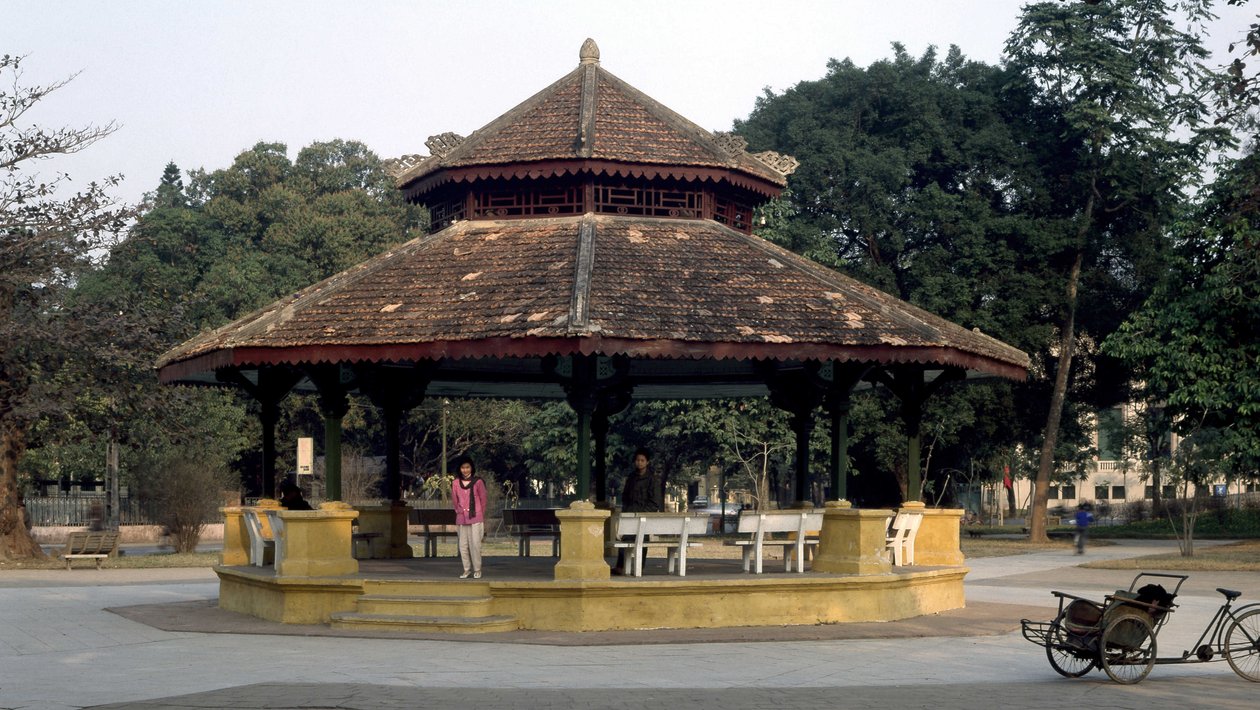 Koloniální architektura ve Vietnamu: Kiosk má hudbu v „indočínském“ stylu, postavený v roce 1920 na náměstí Paula Berta v Hanoji. V roce 1889 nahradila první kovovou konstrukci, kterou objednala francouzská společnost. od French School