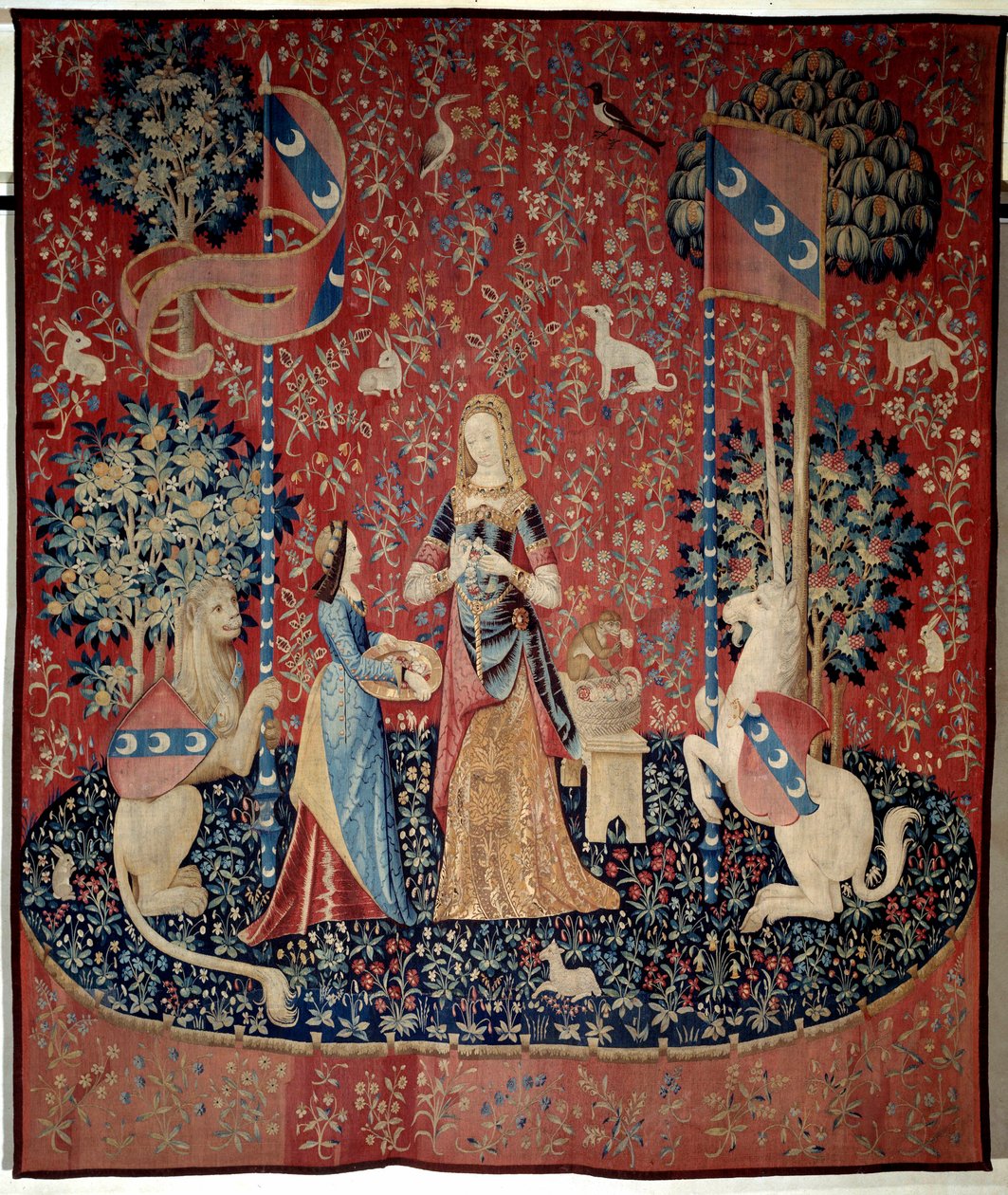 Curtain of the Lady to the Unicorn (Lady to the Unicorn): alegorie vůně. Mladá žena držící korunu z karafiátů, obklopená lvem, jednorožcem, opicí, králíky. Vlněný a hedvábný gobelín vyrobený v letech 1484 až 1500. Z Chateau de Boussac, Cr od French School